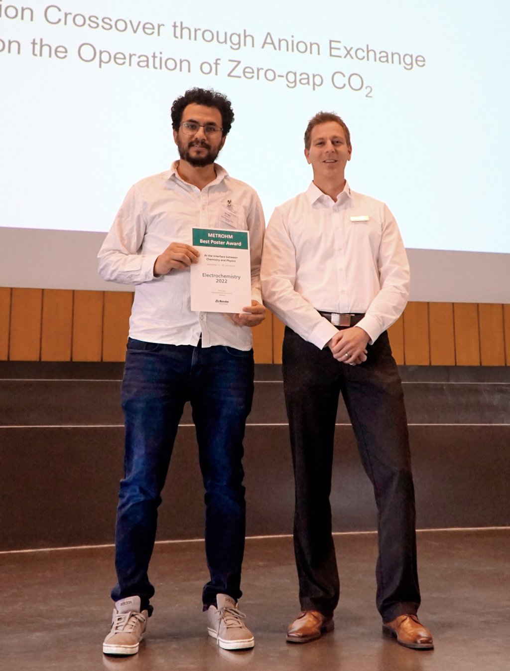 Dr. Gumaa El-Nagar et Sandro Haug lors de la cérémonie de remise du prix du meilleur poster d'Electrochemistry 2022.